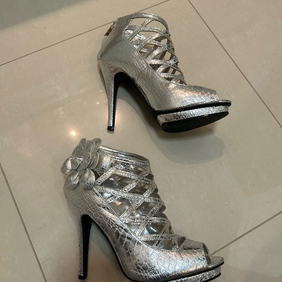 Silver heels - Picture 3 of 6